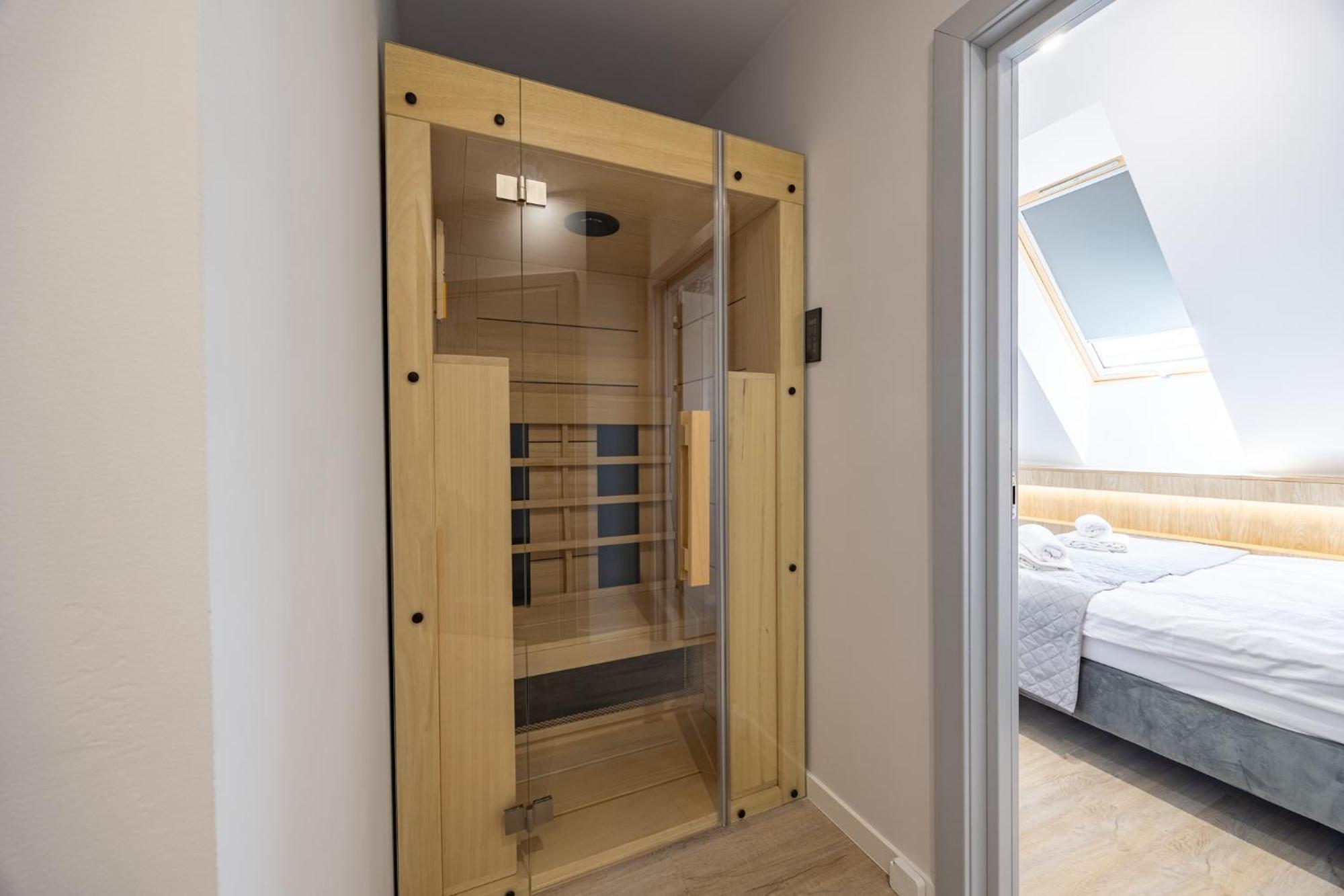 Luksusowy apartament dwupoziomowy z balkonem i sauną